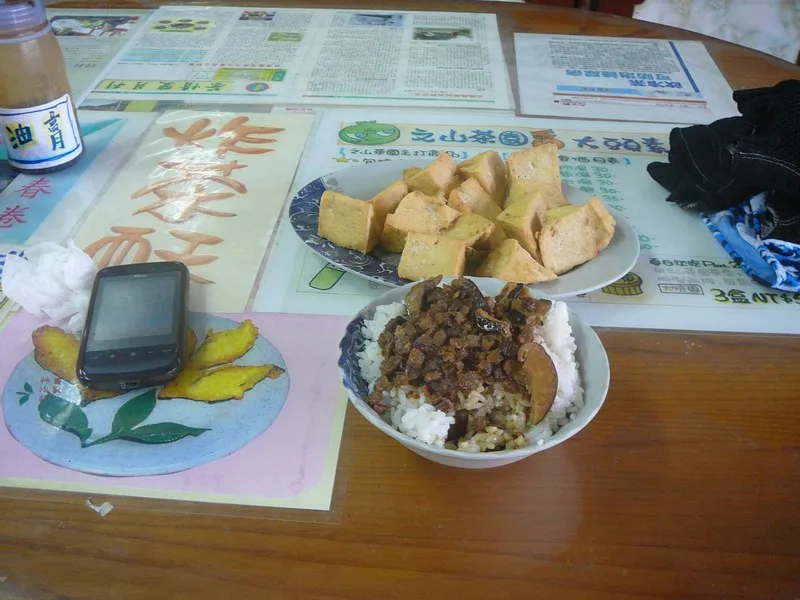 石碑到坪林不是下坡嗎？整麼上坡還那麼多，幾乎快站了1/3了拖著疲憊的身心，來到坪林了！！！還事先補充了再說老闆～素肉飯+炸豆腐各一份 ＠05：19PM