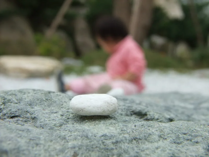 小寶在玩石頭