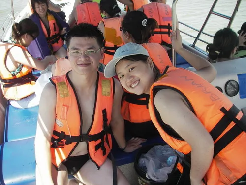 1.我們正坐船要去浮潛，外面太陽雖大，但坐在船上吹風並欣賞風景，挻舒服的！
