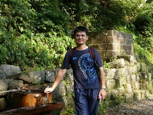 1.阿益爸爸在山泉水旁拍照~這個水又冰又涼的~超舒服