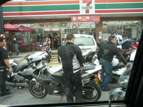 成群的重機,集結在7-11,我都快被包圍了!