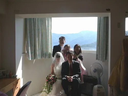這是網路吉星家族的車友「菜虫」結婚也是我的愛車第一次當別人的禮車喔！！！還特別的給他打蠟一番！！！也祝福～菜虫新婚愉快早生貴子