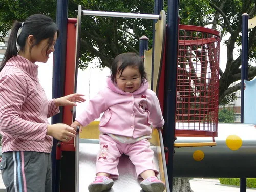 主題：公園玩溜滑梯也很快樂喔！日期：2009/02/22