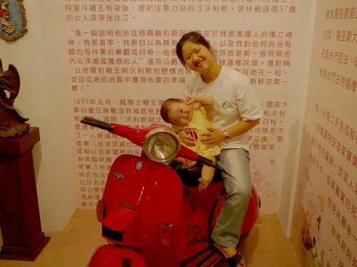 跟偉士牌車車照相~用我的招牌裝可愛Post