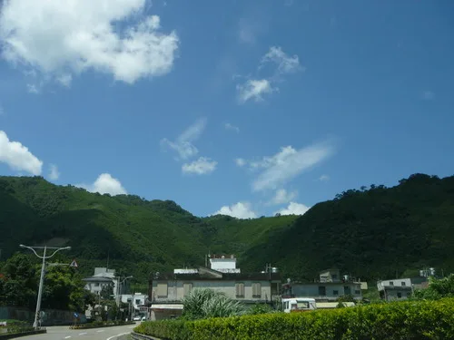 天氣真的很好，藍天、白雲、青山、小屋