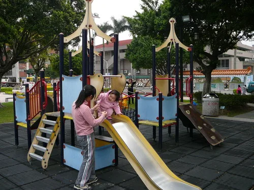 公園玩溜滑梯也很快樂喔！