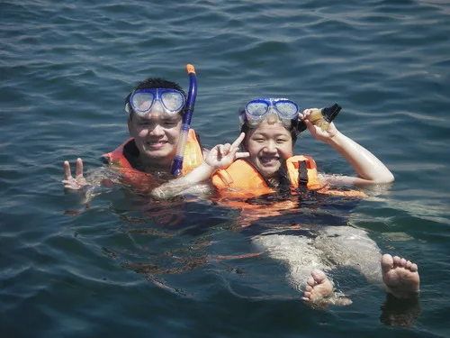 6.我們兩個浮潛照片留念~海水是很溫暖的哦！