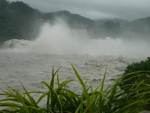 4.再來一張，石門水庫洩洪圖