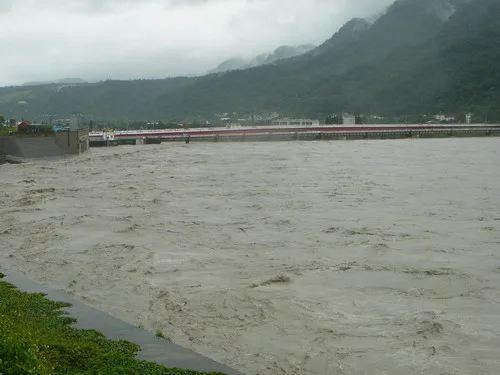 5.水量很大，整個河道都滿了