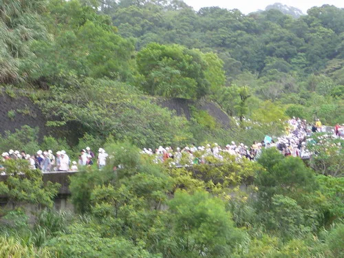 4.我們走了一個彎又一個彎~但人還是那麼多~