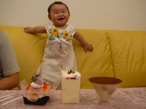3.小真真許願:我一歲時穿裙子還是很像男生,但我希望我兩歲時我能更有女人味!