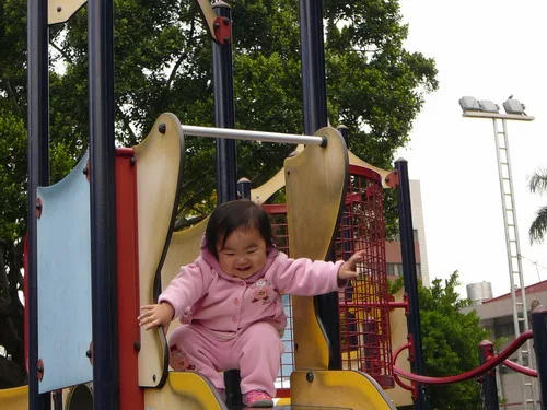 公園玩溜滑梯也很快樂喔！