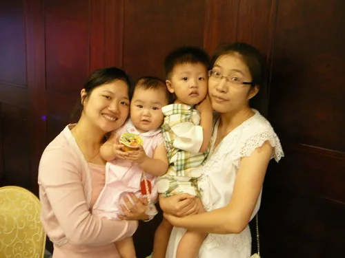 左1:我,左2:玟真,左3:是惠敏的兒子,左4:惠敏我們好久沒有見面啦!惠敏的兒子剛好跟玟真差一歲哦!大家來個合照吧!