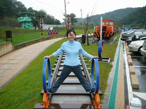 這個隧道，以前就是火車走的，所以特別在這放了鐵軌紀念