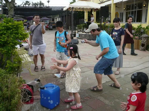 這是泡泡製照機~大人小孩都愛玩哦!