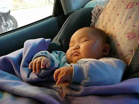 13.聽著音樂伴隨著車子行進間的震動，是小寶貝最好的舒眠曲