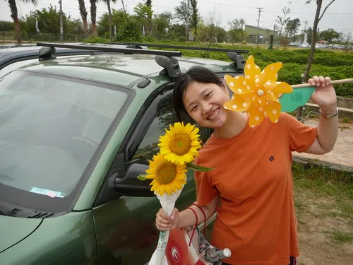 準備要回家了~跟我們愛的車車合影(玟真你的Post借媽咪一下)