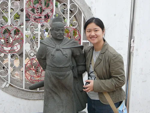 5.原先鄭和是石相是擺放在廟裡的位置，但後來得知鄭和是回教徒，因回教徒不拿香拜拜，故才將鄭和移置外面供俸參觀。