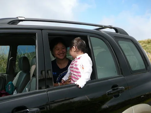 12.媽咪,爸爸的車車好棒喔!