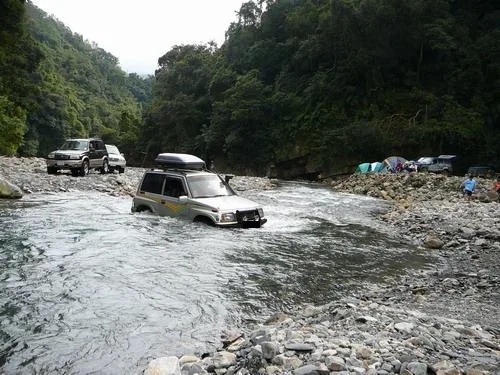 卡住了~車底吃石頭