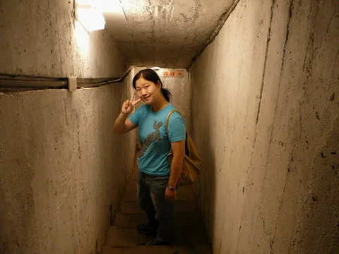 這個坑道比較小，距離也比較短，但還是有一百多公尺，名子忘記了！