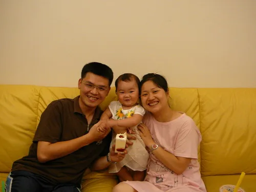 5.這是我的爸比跟媽咪,終於給我吃蛋糕了~