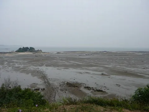 在海水為漲潮的時候，可以看到，還有海底步道可以登島