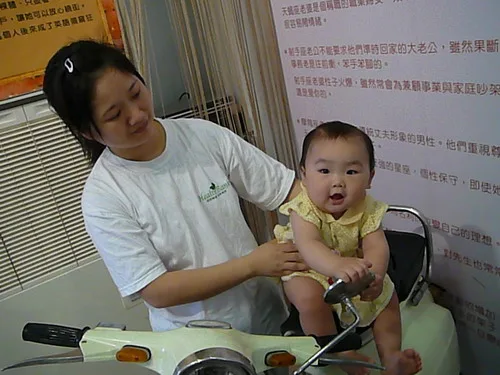這是白色的偉士牌機車~小玟真對鏡子比較有興趣~