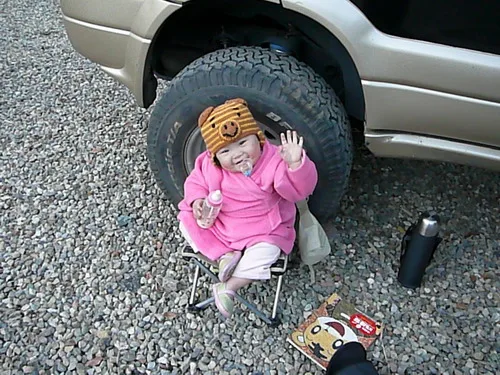 早餐在泰安溫泉旁的停車場女兒在旁邊喝者ㄋㄋ,等爸比煮麵給他吃!