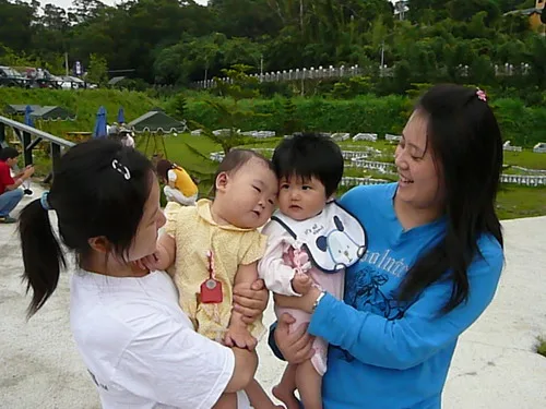 在路上遇到小我兩個月的小妹妹~聽說體重也小我兩公斤~