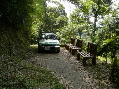 第二景點～三民蝙蝠洞沒關係，來開二傳的道路也不錯三民蝙蝠洞的盡頭，剩下的就是要用走的啦！PS：應該是不能開進來啦！是我非假日偷偷開進來的！