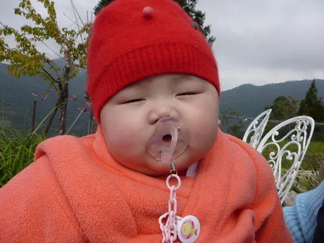 33.想睡覺的小寶貝,連奶嘴都吸歪了