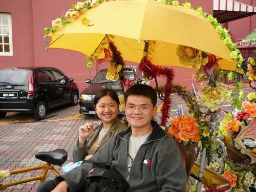8.人力三輪車遊麻六甲古城風情~因正逢馬來西亞的年假結束，所以他們把馬車佈置的很有新年的感覺。