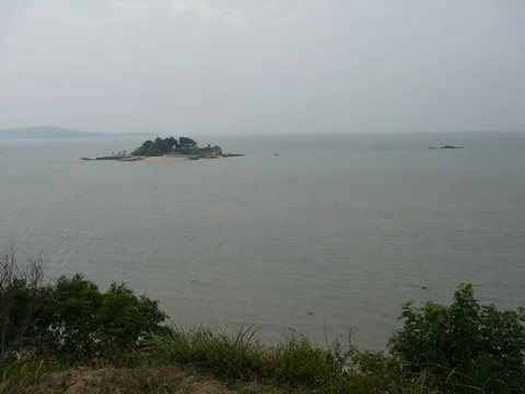 如果海水漲起來，就會像這個樣子，水很大喔！