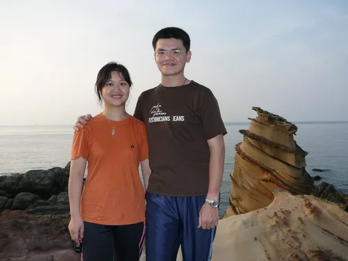 我跟我老公~在霜其石前面拍照留念