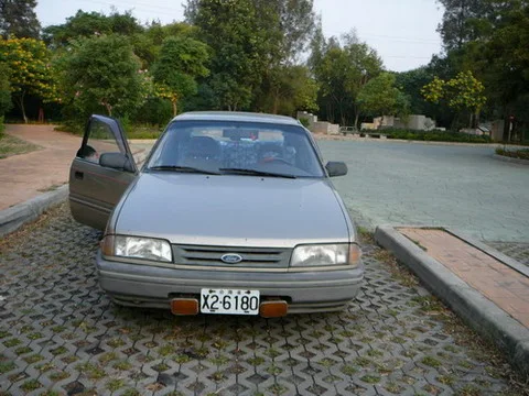 這一台車就是陪伴我們三天的車車，雖然老了點，但還是很好開的