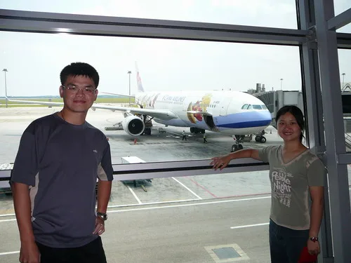 13.我們回程所搭的水果型飛機~