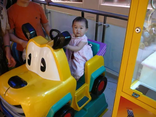 小玟真第一次坐外面的車車,超好奇的呢!