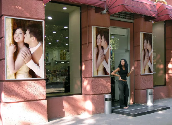 2.婚紗店的門口-01，希望能幫婚紗店招來生意哦~呵~